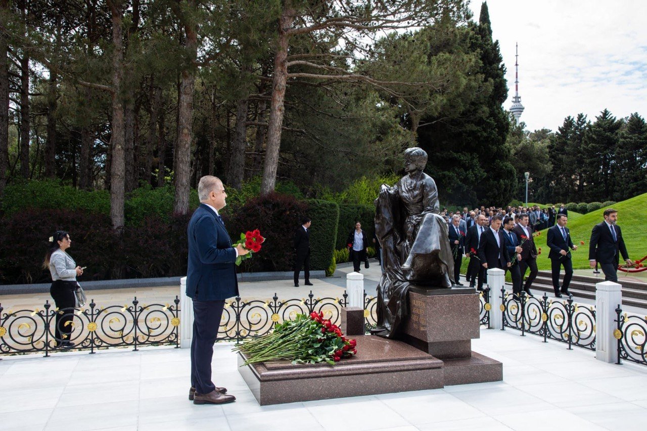 “Azərsun Holdinq”in rəhbər heyəti Ulu Öndərin məzarını ziyarət etdi - FOTO - foto 4