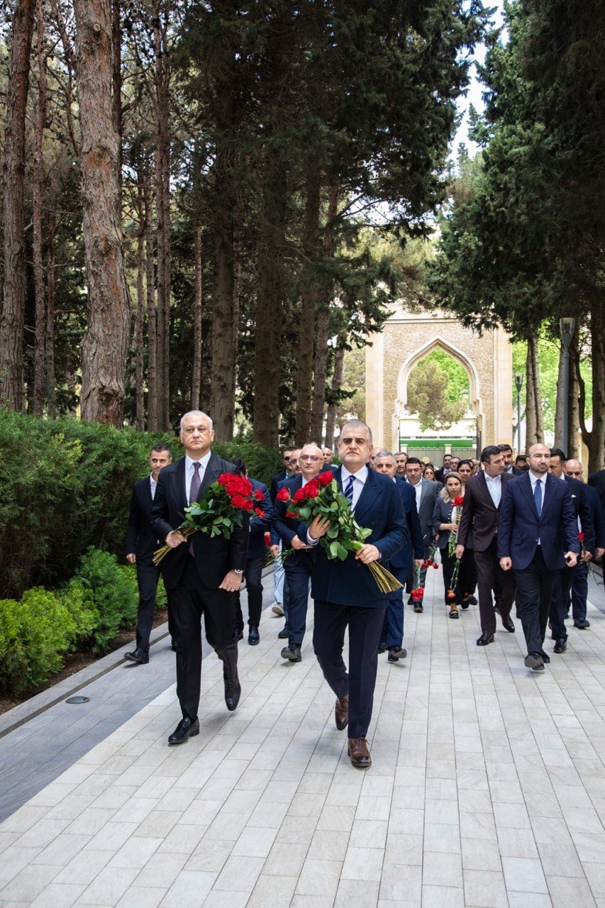 “Azərsun Holdinq”in rəhbər heyəti Ulu Öndərin məzarını ziyarət etdi - FOTO - foto 1