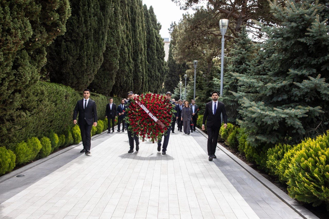 “Azərsun Holdinq”in rəhbər heyəti Ulu Öndərin məzarını ziyarət etdi - FOTO - foto 2