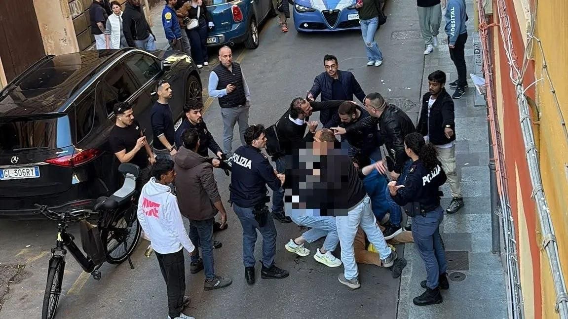 İtaliyada silahlı şəxs avtomobili sürətlə insanların üzərinə SÜRDÜ - FOTO- VİDEO - foto 1