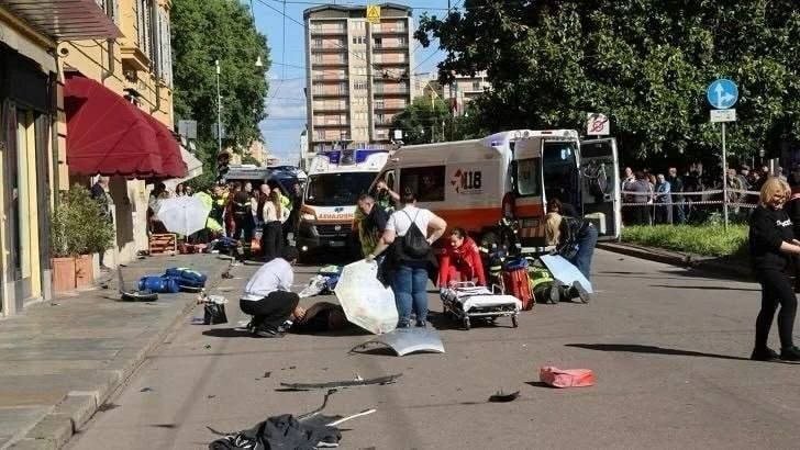 İtaliyada silahlı şəxs avtomobili sürətlə insanların üzərinə SÜRDÜ - FOTO- VİDEO - foto 4