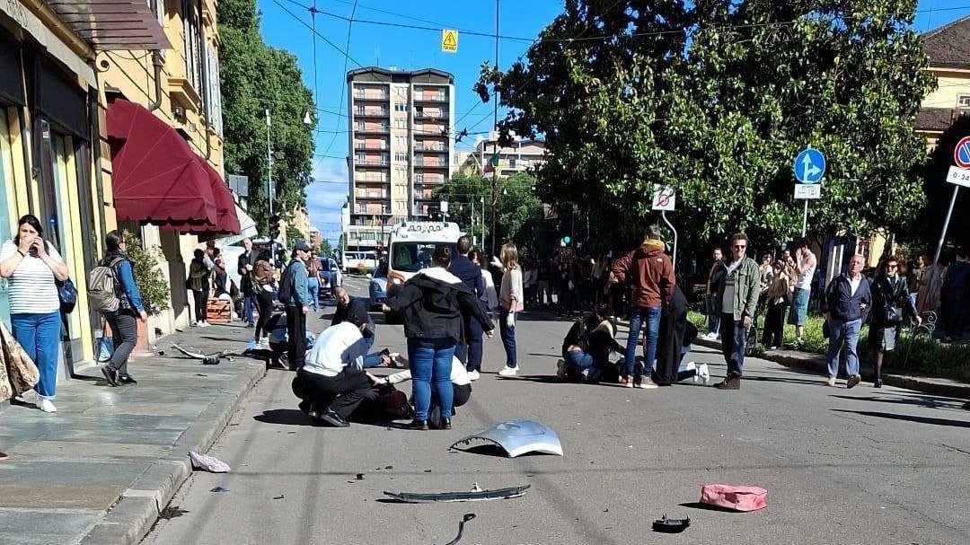 İtaliyada silahlı şəxs avtomobili sürətlə insanların üzərinə SÜRDÜ - FOTO- VİDEO - foto 2