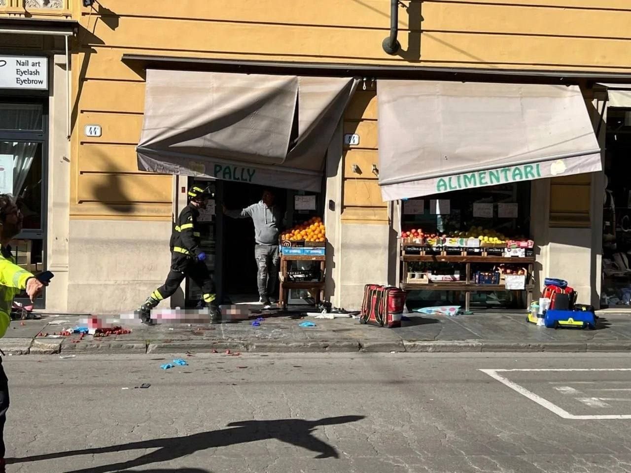 İtaliyada silahlı şəxs avtomobili sürətlə insanların üzərinə SÜRDÜ - FOTO- VİDEO - foto 3