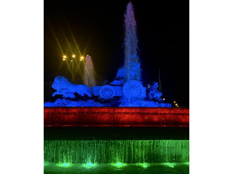 Madridin “Cibeles” fəvvarəsi bayrağımızın rəngləri ilə işıqlandırıldı -FOTO - foto 2