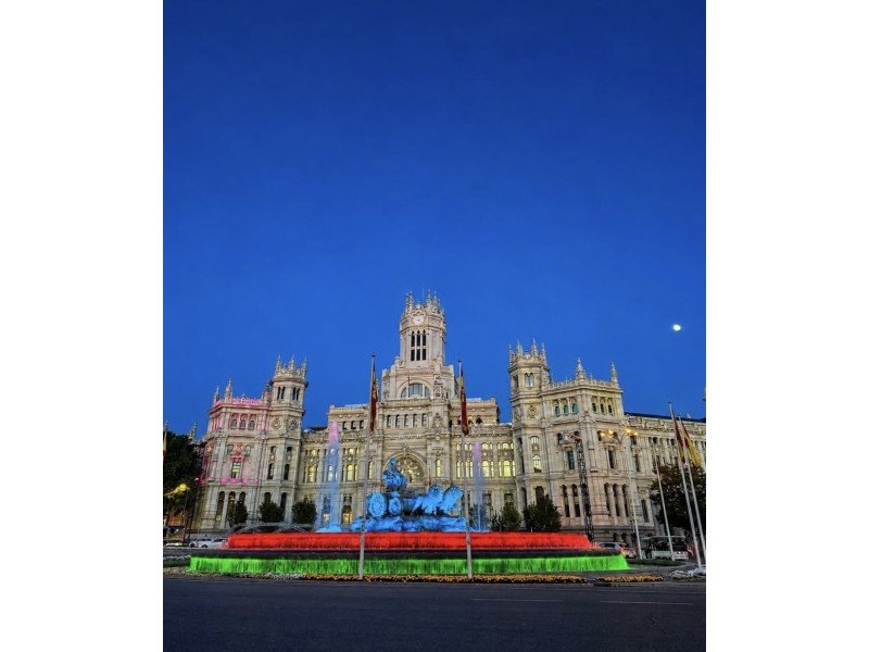 Madridin “Cibeles” fəvvarəsi bayrağımızın rəngləri ilə işıqlandırıldı -FOTO - foto 3