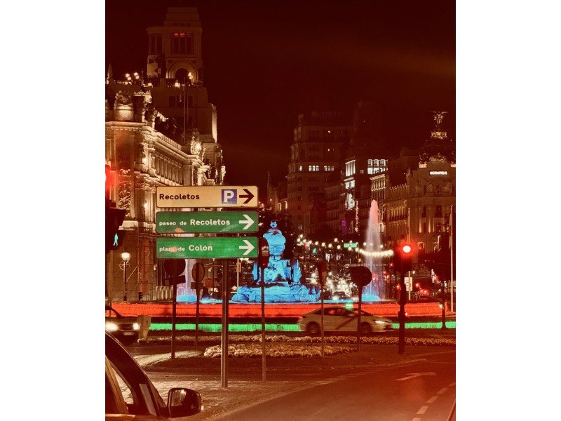 Madridin “Cibeles” fəvvarəsi bayrağımızın rəngləri ilə işıqlandırıldı -FOTO - foto 1