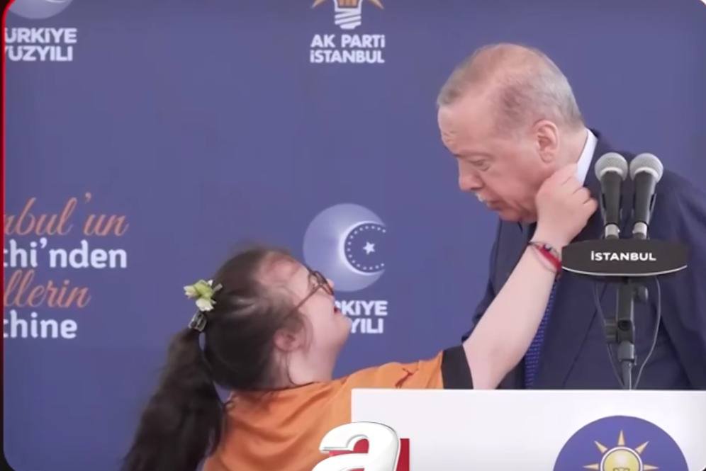 Ərdoğanın çıxışı zamanı səhnəyə çıxan daun sindromlu uşaq təsirli anlar yaşatdı &ndash; VİDEO