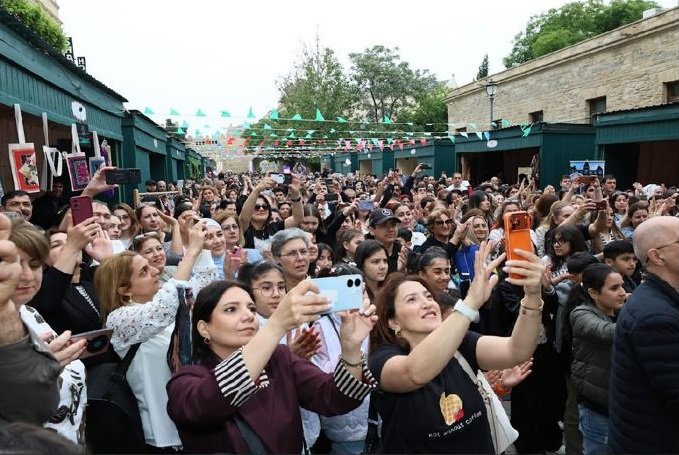 Qarabağ mədəniyyəti İçərişəhərdə: Canlı musiqi, sərgi və milli mətbəx - FOTO - foto 6