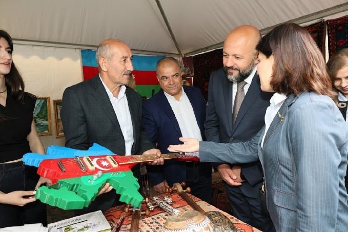 Qarabağ mədəniyyəti İçərişəhərdə: Canlı musiqi, sərgi və milli mətbəx - FOTO - foto 5
