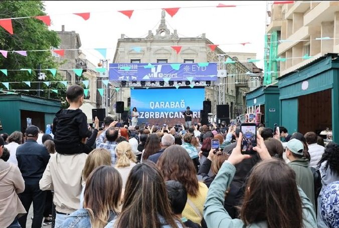 Qarabağ mədəniyyəti İçərişəhərdə: Canlı musiqi, sərgi və milli mətbəx - FOTO - foto 3