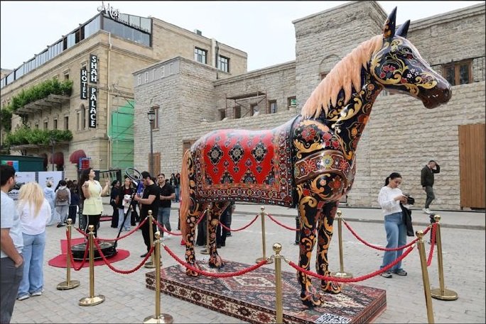 Qarabağ mədəniyyəti İçərişəhərdə: Canlı musiqi, sərgi və milli mətbəx - FOTO - foto 7