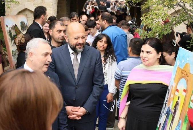 Qarabağ mədəniyyəti İçərişəhərdə: Canlı musiqi, sərgi və milli mətbəx - FOTO - foto 8