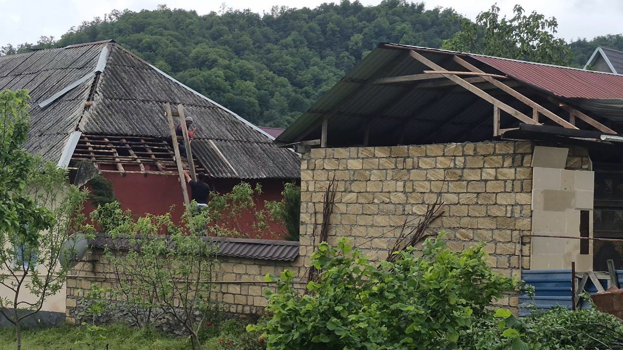 Qəbələbə güclü külək və leysan: Evlərin damı uçdu, işıqlar kəsildi – FOTO - foto 6