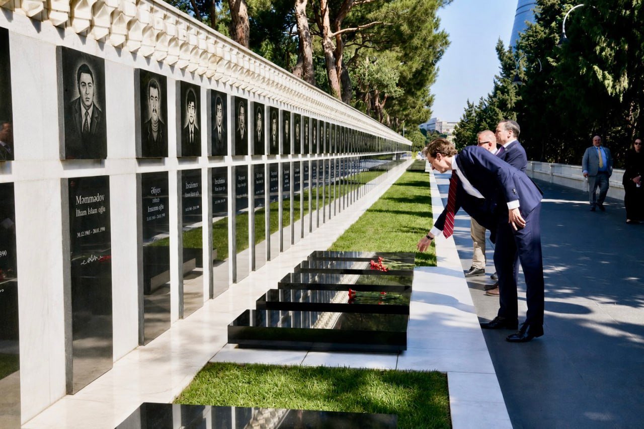 ABŞ dövlət katibinin köməkçisi Şəhidlər xiyabanını ziyarət etdi – FOTO - foto 1