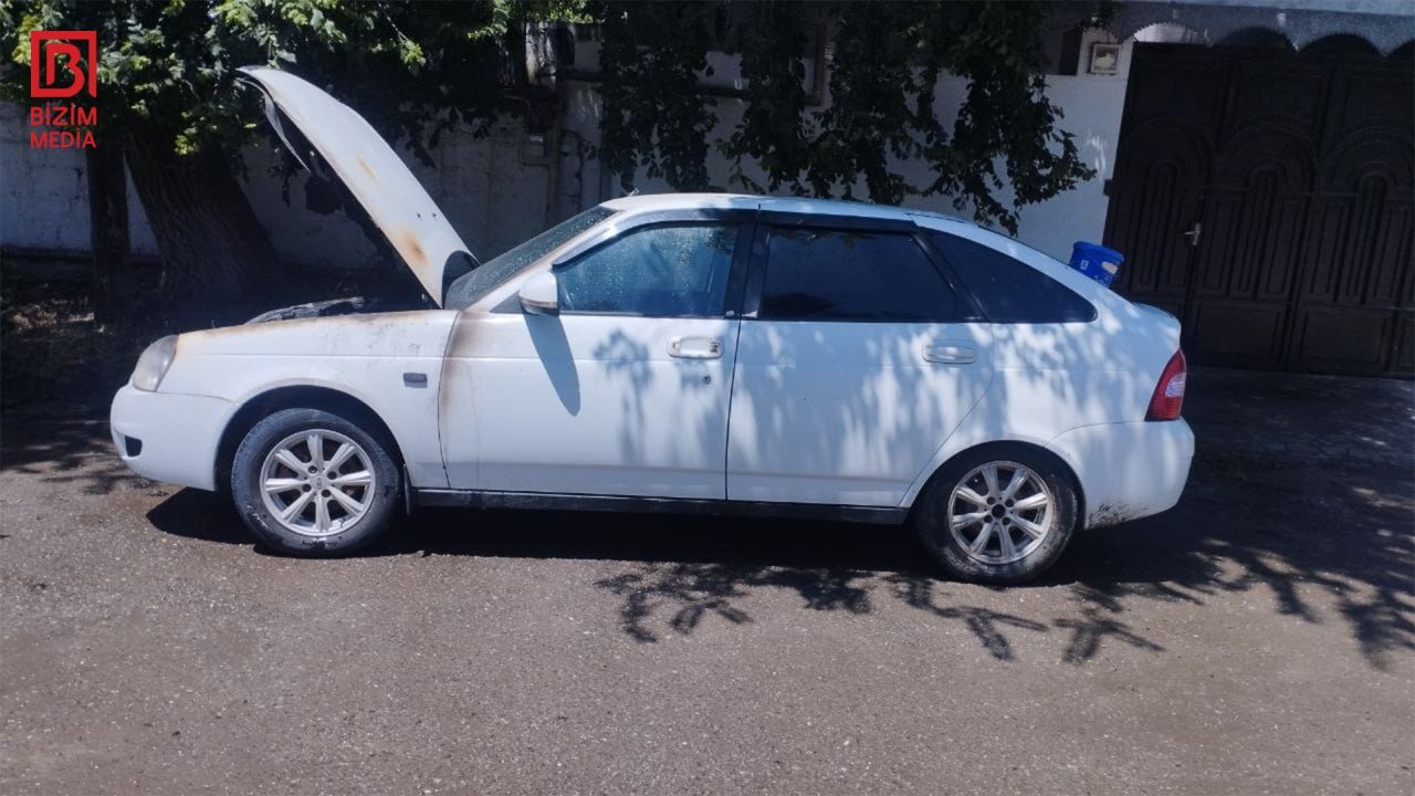 Kürdəmirdə hərəkətdə olan avtomobil anidən alışdı – FOTO - VİDEO - foto 1