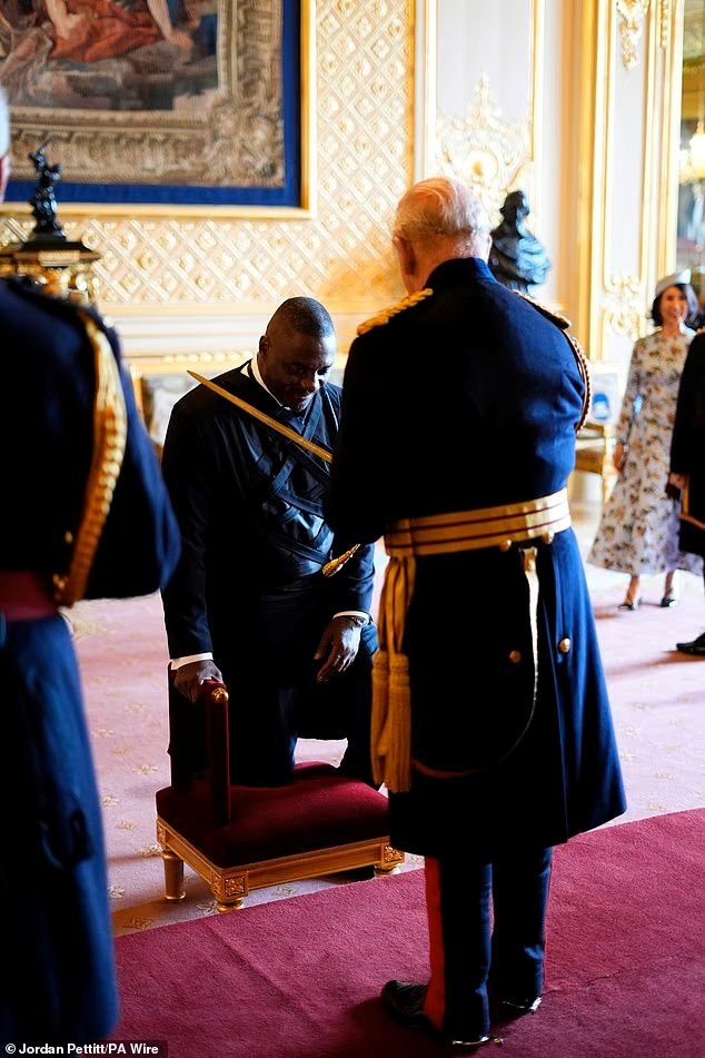 Britaniya Kralı aktyora cəngavər titulu verdi – FOTO - foto 2