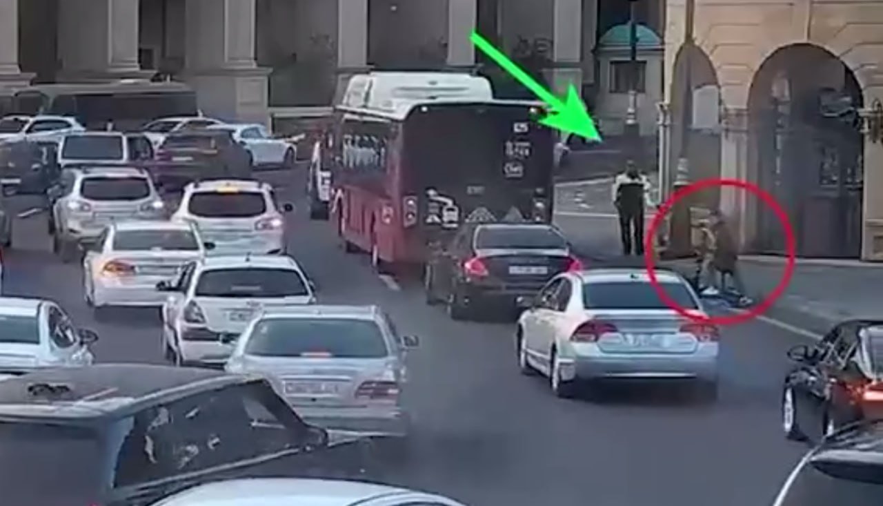 Yol polisi skuterçini qəzadan belə xilas etdi - ANBAAN VİDEO Yol polisi skuterçini qəzadan belə xilas etdi - ANBAAN VİDEO