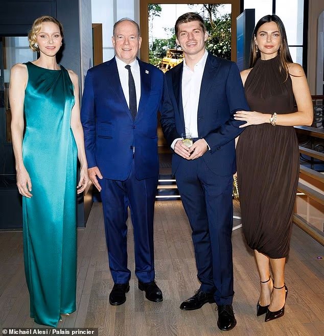 Şahzadə Şarlen Monakodakı qapalı qəbulda modelləri kölgədə qoydu - FOTO - foto 1