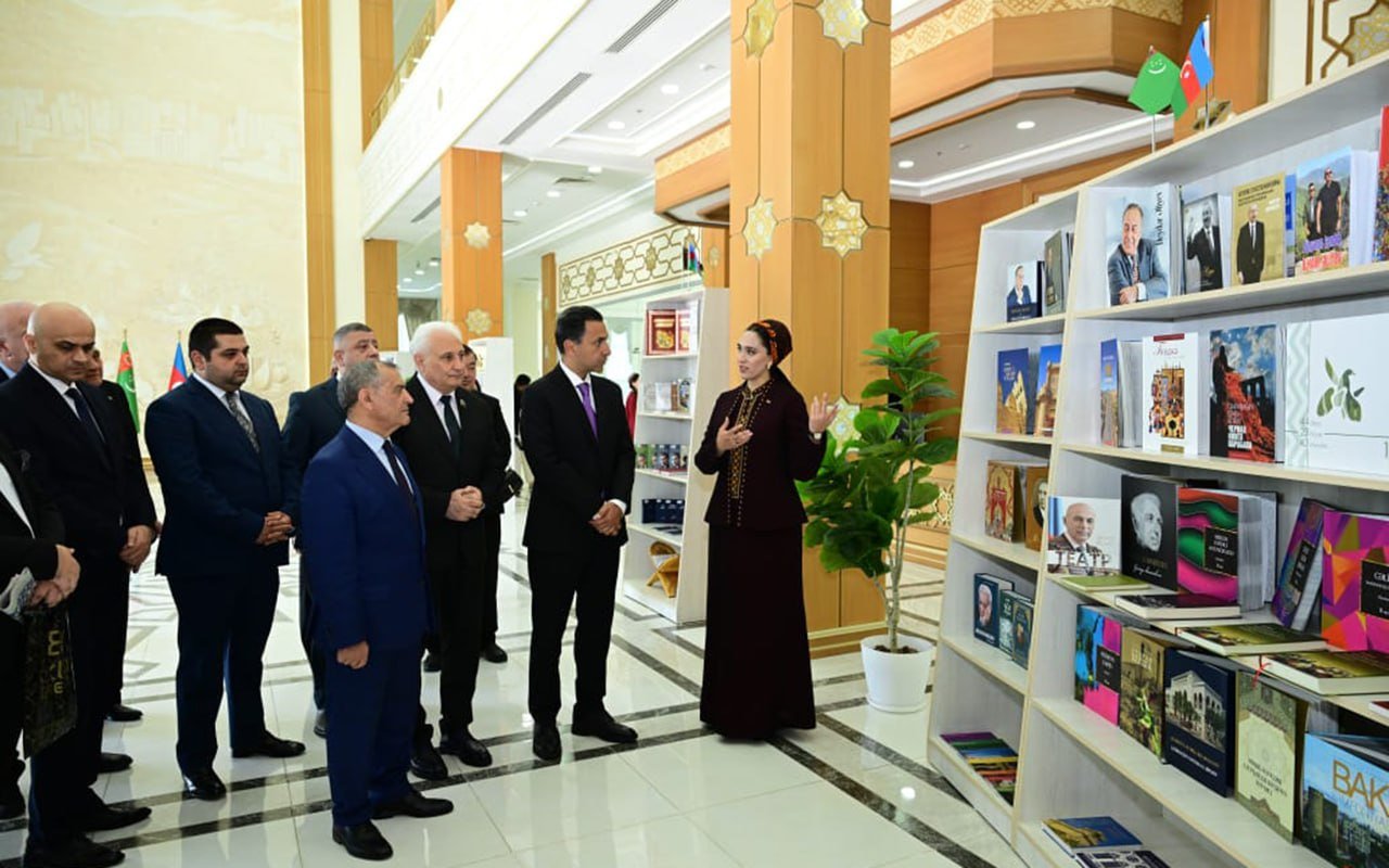 Türkmənistanda Azərbaycan kitabları üçün xüsusi guşə yaradıldı - FOTO - foto 8