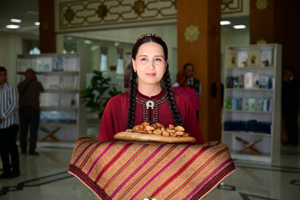 Türkmənistanda Azərbaycan kitabları üçün xüsusi guşə yaradıldı - FOTO - foto 2