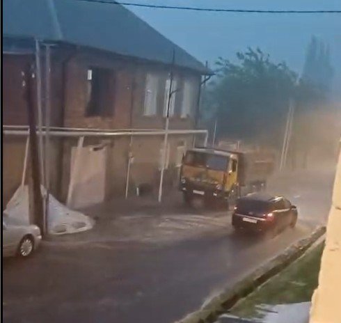 Zaqatalaya leysan yağdı, bəzi ərazilərə dolu düşdü - FOTO-VİDEO - foto 1