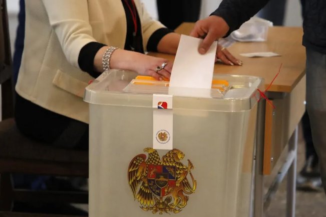 Parlament seçkilərində səsvermə başladı - Paşinyanın partiyası qalib gələcəkmi?
