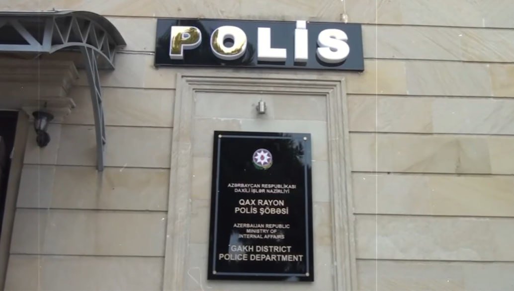 Qaxda idarəetmədən çıxan maşın ağaca çırpıldı - FOTO - foto 1