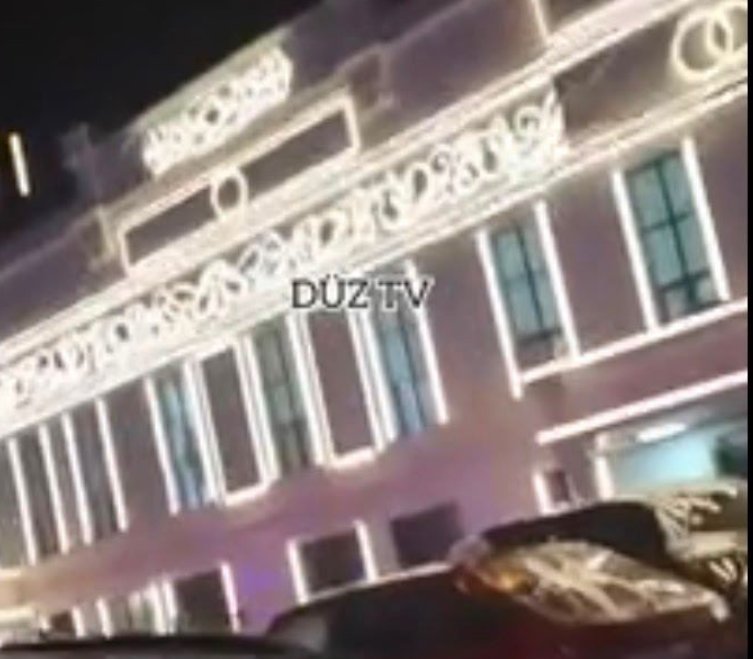 Bakıda şadlıq sarayının qarşısında kütləvi dava: Polis hərəkətə keçdi - FOTO - foto 1