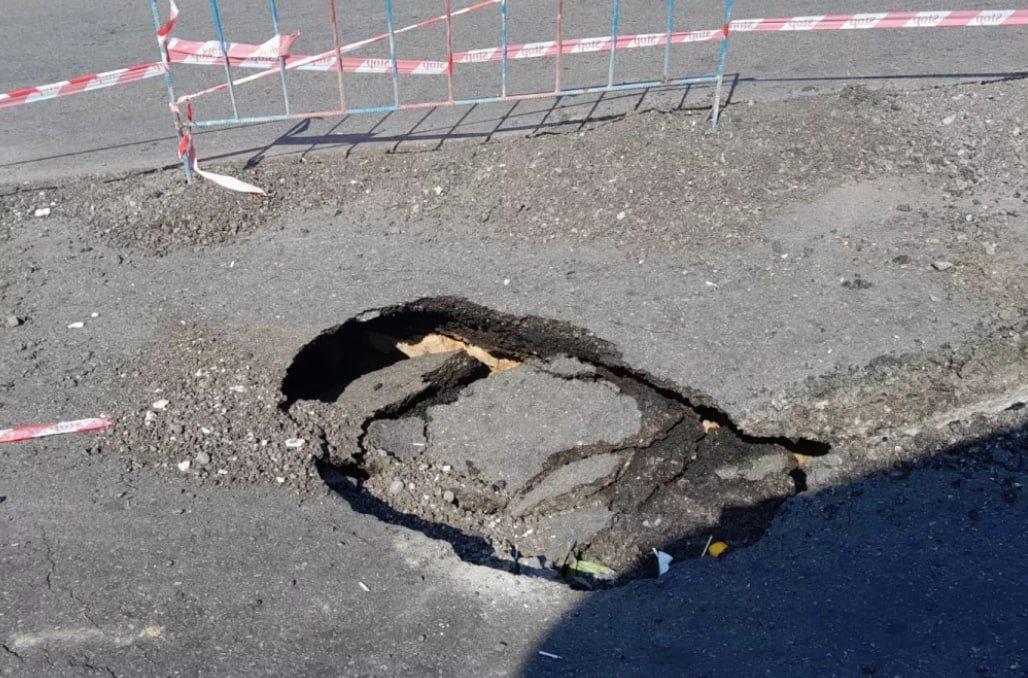 Sürücülərin nəzərinə! Bakının mərkəzində yol çökdü – FOTO - foto 2