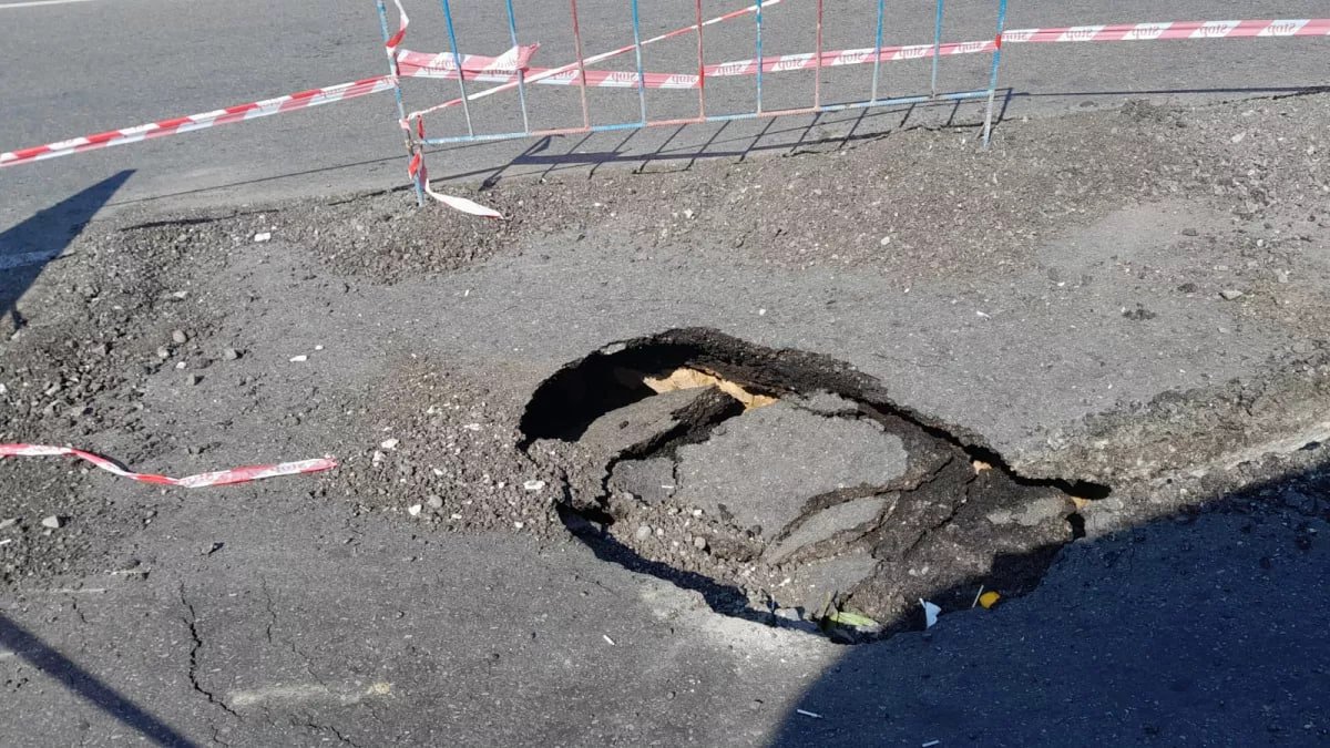 Sürücülərin nəzərinə! Bakının mərkəzində yol çökdü – FOTO - foto 1