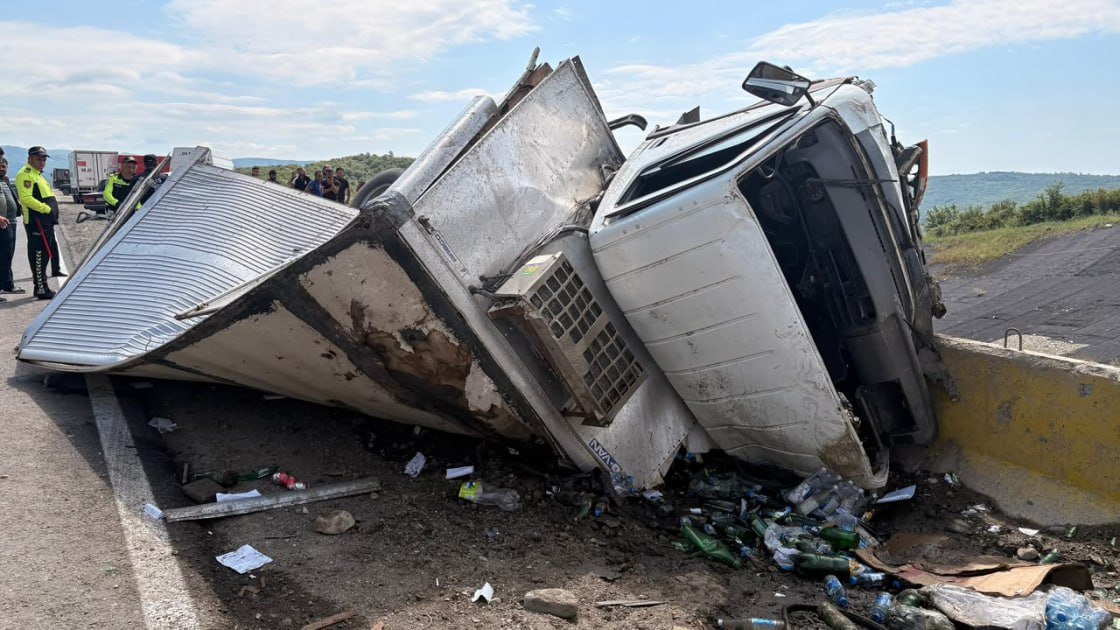 Ağsuda yük avtomobili aşdı - Xəsarət alanlar var – FOTO/VİDEO - foto 1