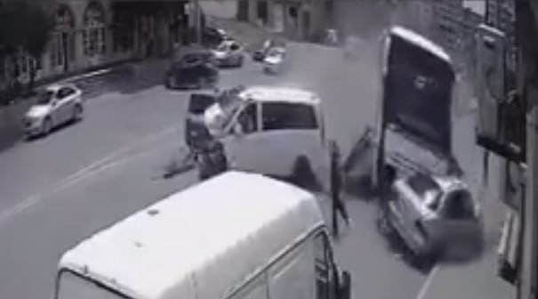 Bakıda yeddi avtomobilin toqquşduğu qəzanın ANBAAN VİDEOSU Bakıda yeddi avtomobilin toqquşduğu qəzanın ANBAAN VİDEOSU