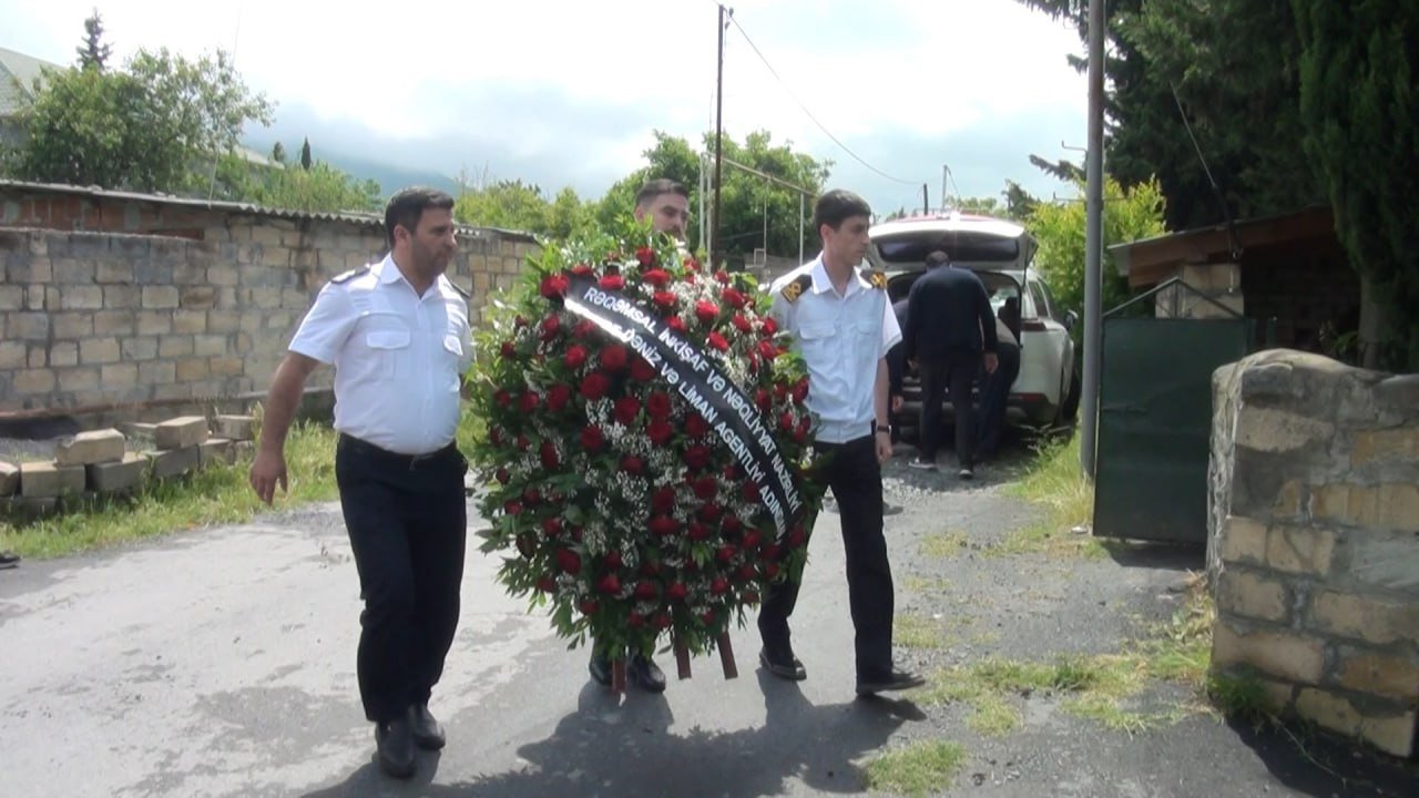 Azov dənizində həlak olan kapitan köməkçisi DƏFN EDİLDİ - FOTO/VİDEO - foto 4