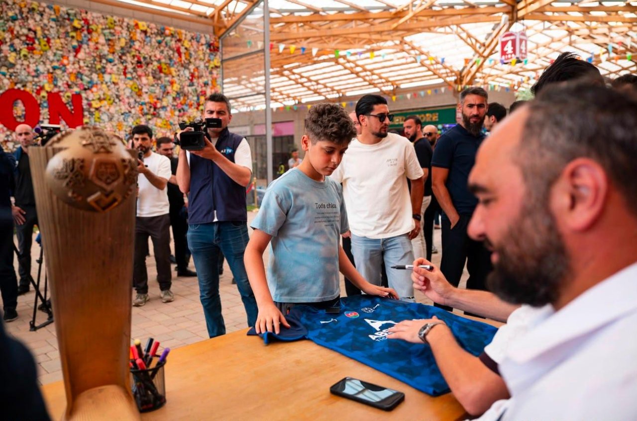 İkiqat qitə çempionları sponsor və azarkeşləri ilə görüşüblər - FOTO - foto 3