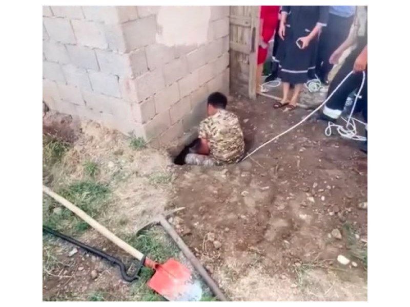Qazaxıstanda 1 yaşlı uşaq tualet çuxuruna düşdü - VİDEO
