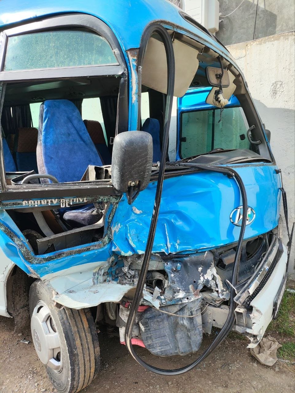 Sərnişin avtobusu “Range Rover”lə toqquşdu: yaralılar var - FOTO - foto 1