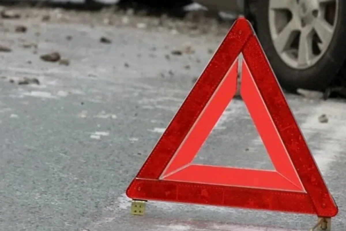 Maştağada avtomobil işıq dirəyini aşırdı: Onlarla ev işıqsız qaldı Maştağada avtomobil işıq dirəyini aşırdı: Onlarla ev işıqsız qaldı