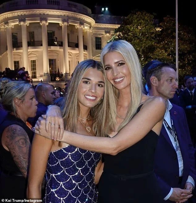 Trampın yeni gizli silahı: Nəvəsi İvankanın yerini tutur – FOTO - foto 2