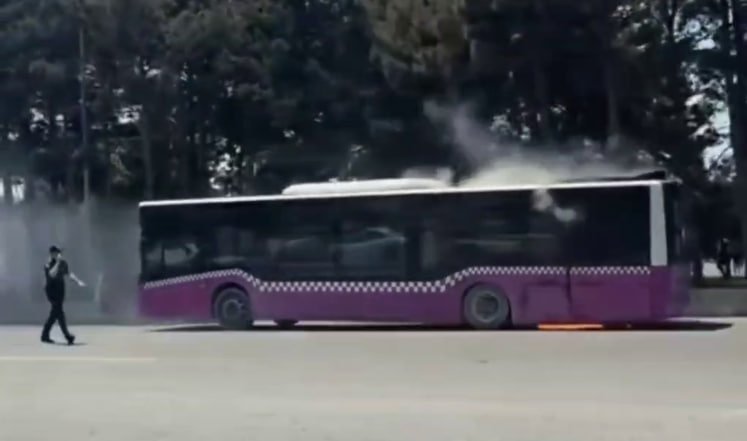 Avtovağzal yaxınlığında avtobus yandı &ndash; ANBAAN VİDEO