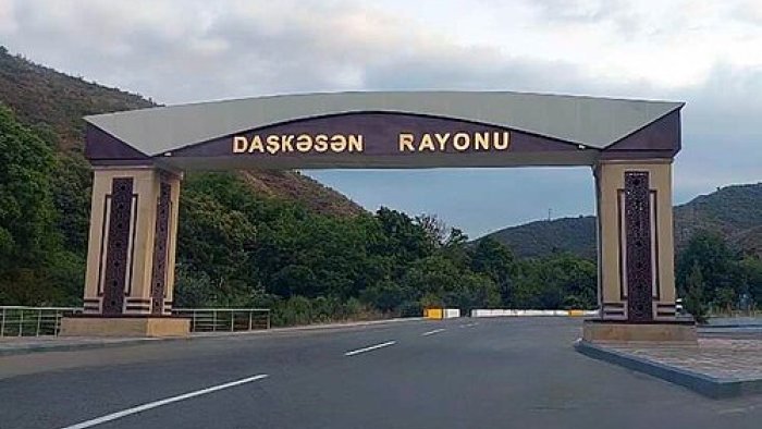 Daşkəsəndə DƏHŞƏT: 50 yaşlı kişi qonşu uşağı armaturla döydü - VİDEO