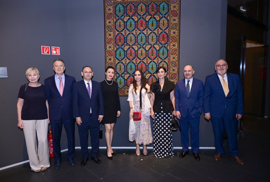 Leyla Əliyeva Budapeştdə sərgidə iştirak etdi – FOTO - foto 9