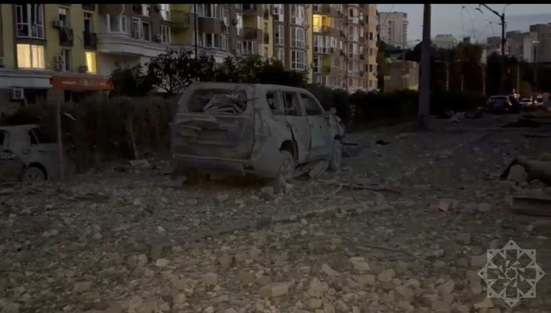 Azərbaycanın Ukraynadakı səfirliyinə yaxın ərazilər hava zərbələrinə məruz qalıb - FOTO - foto 4