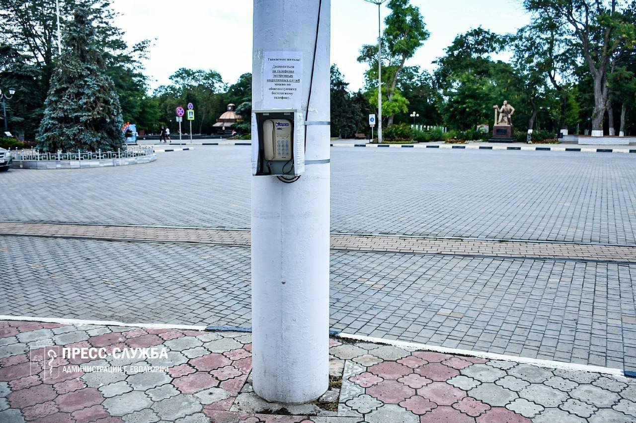 İşğal altındakı Krımda mobil rabitə problemlərinə görə taksofonlar quraşdırılır - FOTO - foto 1