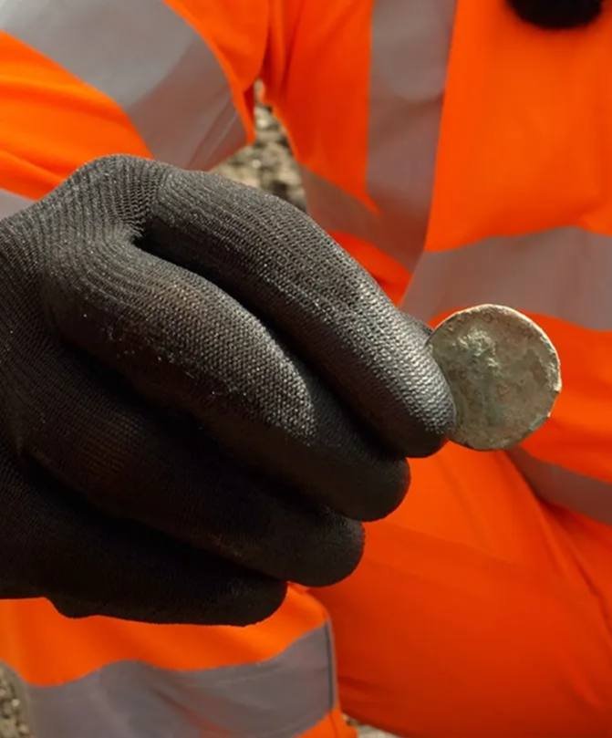 Dəmir yolu tikintisi zamanı 1740 illik Roma sikkəsi tapıldı - foto 1