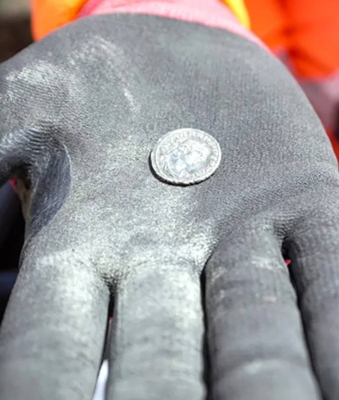 Dəmir yolu tikintisi zamanı 1740 illik Roma sikkəsi tapıldı - foto 2