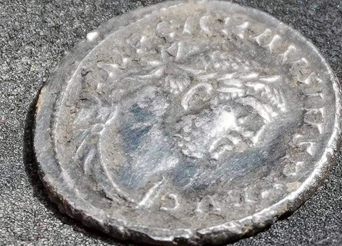 Dəmir yolu tikintisi zamanı 1740 illik Roma sikkəsi tapıldı - foto 3
