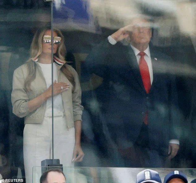 Melaniya Trampın dünya çempionatındakı geyimi müzakirə yaratdı – FOTO - foto 1