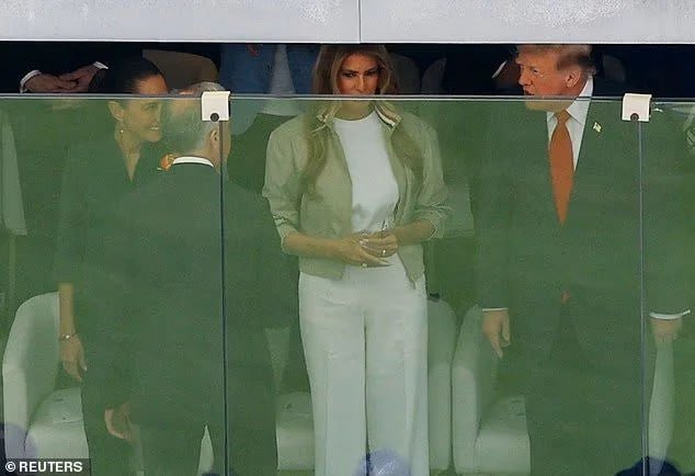 Melaniya Trampın dünya çempionatındakı geyimi müzakirə yaratdı – FOTO - foto 2