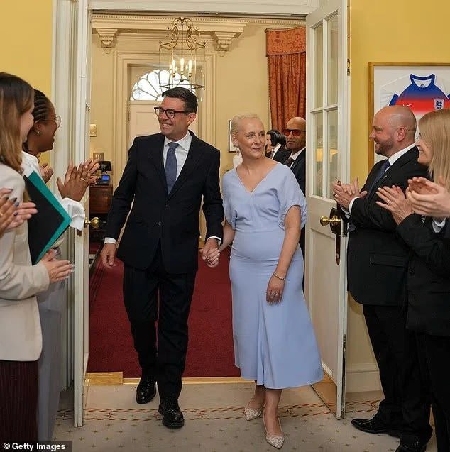 Britaniyanın yeni baş nazirinin xanımı bu brendin geyimi ilə diqqət çəkdi – FOTO - foto 1