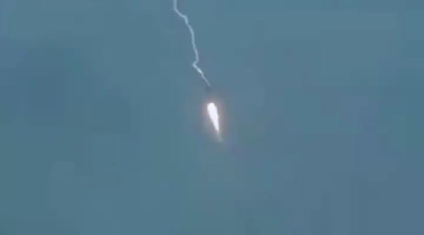 Çində İNANILMAZ HADİSƏ &ndash; Komsosa uçan raketi ildırım vurdu &ndash; ANBAAN VİDEO